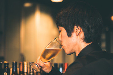 ビールを飲む男性