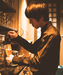 ビールを注ぐバーテンダー