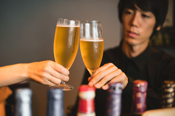 乾杯するカップル