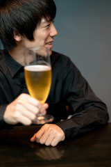 ビールで乾杯する男性