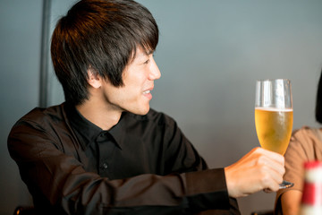 乾杯するカップル