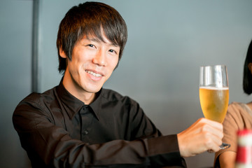 乾杯するカップル