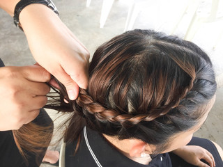 hair braiding style