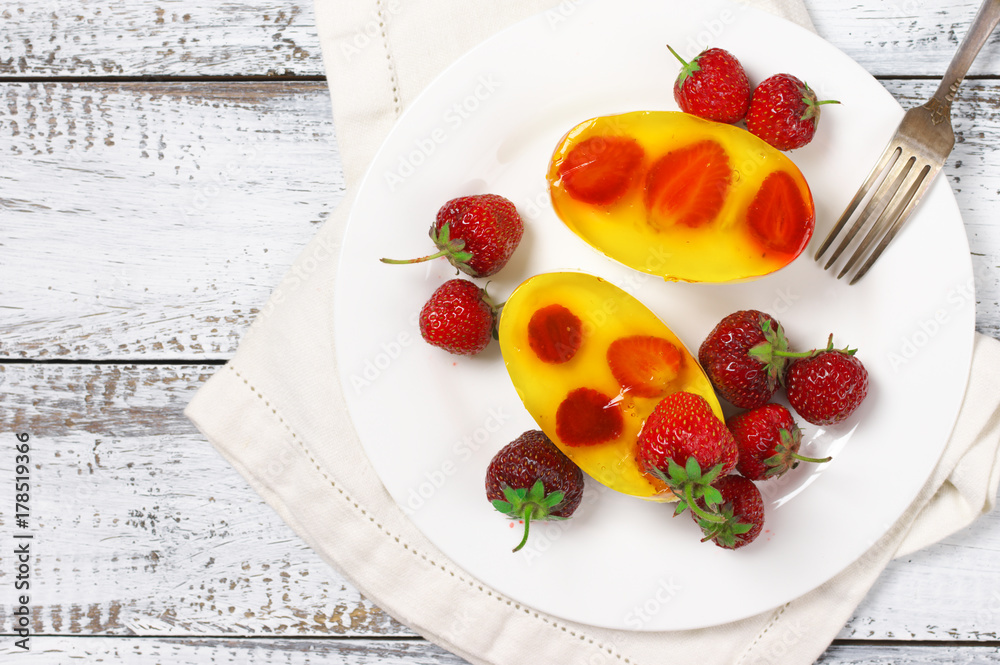 Wall mural Fruity cake with jelly and strawberries