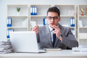 Obraz premium Businessman smoking in office at work