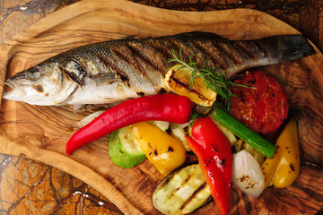Grilled fish with baguette and vegetables