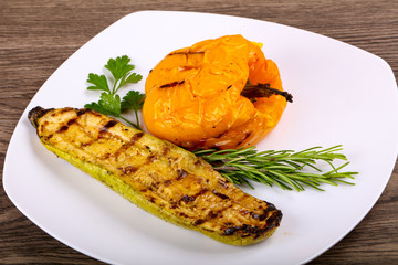 Grilled zucchini with pepper
