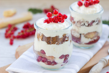 Tiramisu im Glas mit Beeren