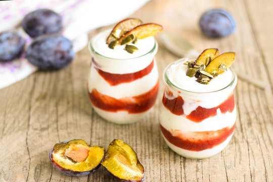 Pflaumen-K&uuml;rbiskern-Dessert im Glas