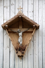 Kruzifix an einem Haus in Stuhlfelden