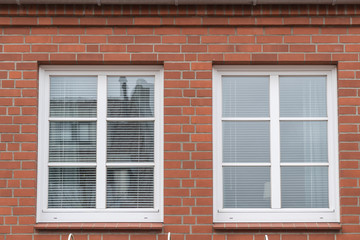 Fototapeta na wymiar weiße Fenster in einer roten Bachstein Fassade