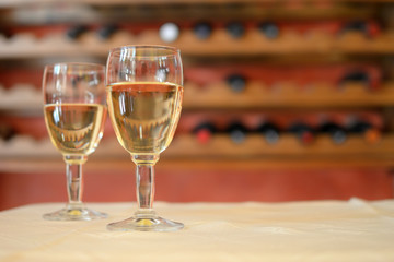 Due calici di vino bianco