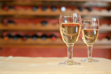Due calici di vino bianco