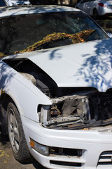 Obraz na płótnie Canvas White car nissan after the crash