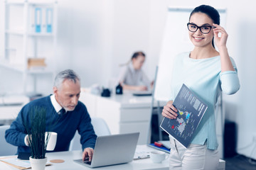 Obraz premium Young specialist wearing glasses smiling into the camera