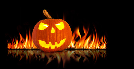 Fototapeta premium Halloween Kürbis mit Feuer