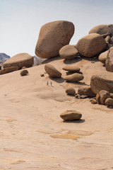 malerische Landschaft am Elephants Head mit zwei Wanderern, Erongo, Namibia