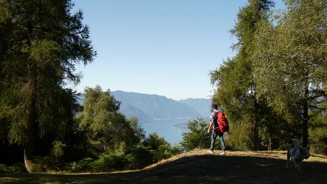 Escursionista ammira il panorama del lago di Como