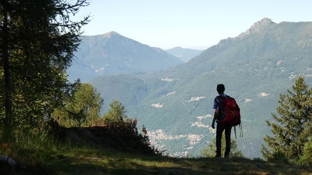 Escursionista con zaino osserva il panorama