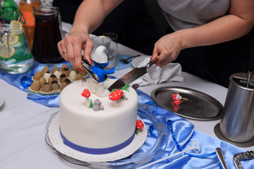 Tort urodzinowy dla małego chłopca i ciasta na stole, krojenie tortu.