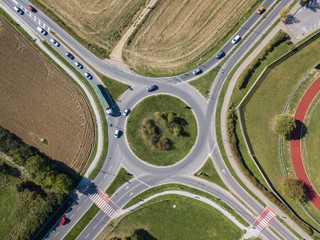 Vista aerea di una rotonda e circolazione dei veicoli