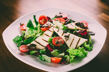 Salad with grilled cheese