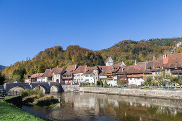 Fototapeta na wymiar Pont sur le Doubs à St Ursanne