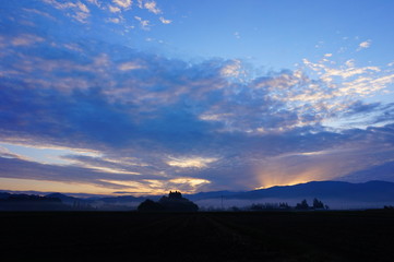 山の日の出　朝の太陽　青空　雲　絶景