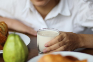 Obraz na płótnie Canvas 朝食を食べる若い女性
