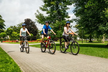 Fototapeta premium Healthy lifestyle - people riding bicycles in city park