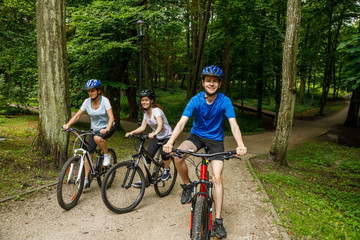 Naklejka premium Healthy lifestyle - people riding bicycles in city park