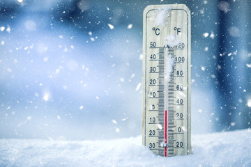 Fototapeta Thermometer on snow shows low temperatures - zero. Low temperatures in degrees Celsius and fahrenheit. Cold winter weather - zero celsius thirty two farenheit. obraz