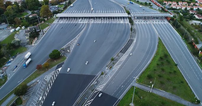 Vue a&eacute;rienne d'un grand p&eacute;age sur une autoroute de France, beaucoup de routes sur le p&eacute;age