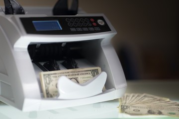 Device for recounting banknotes during cash reception in a bank and a financial institution, the cashier's shop.