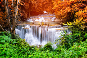 Panele Szklane  Piękny wodospad w lesie parku narodowego przy wodospadzie Huai Mae Khamin, Kanchanaburi Tajlandia