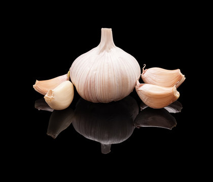One unpeeled garlic with clove