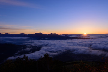 Fototapeta na wymiar 長野　戸隠連峰から上る朝日　北アルプス・八方尾根からの眺め
