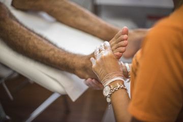 Obraz premium medico podologo cura piede paziente 
