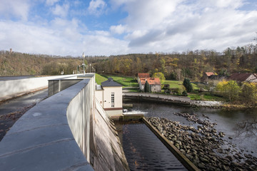 Staumauer der Talsperre Burgkhammer mit Blick auf den Ort Burgkhammer