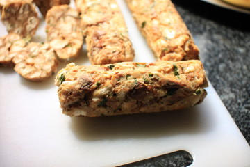 Selbstgemachte Brezel Knödel (Breznknödel) aufgeschnitten in heimischer Küche