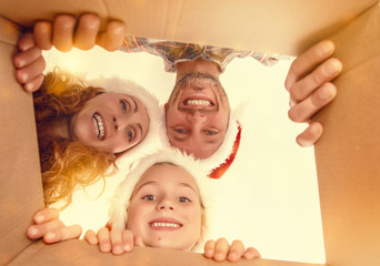 Familie packt Paket aus