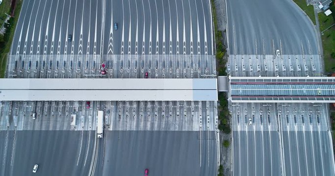 Vue a&eacute;rienne avec un drone d'un p&eacute;age sur une autoroute en France 