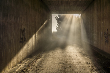 Morgenstimmung und Lichtstrahlen im dunklen Tunnel