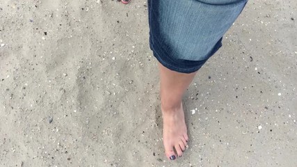 Sand unter den Füßen fühlen