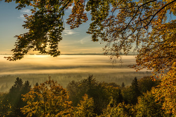 Blick auf das herbstliche Isartal im Sonnenaufgang