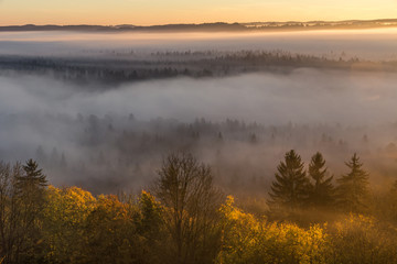 Fototapeta premium Blick auf das Isartal bei Wolfratshausen in der Morgendämmerung