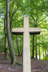 Stein Kreuz steht im Wald