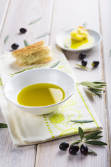 Aceite de oliva virgen extra especias hierbas y condimentos para una comida sana