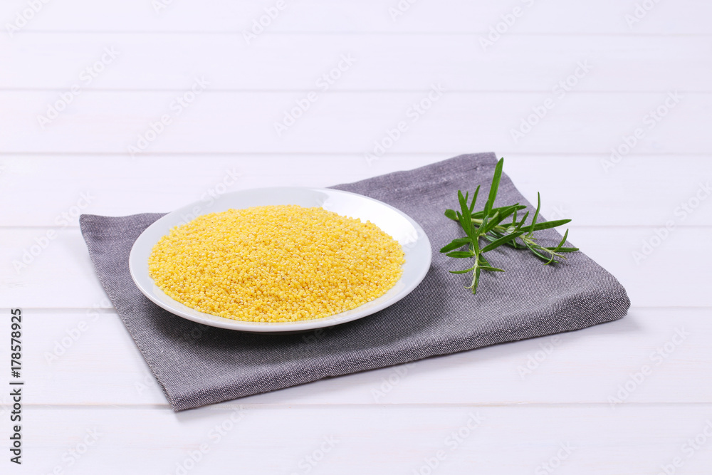 Sticker plate of raw millet grains