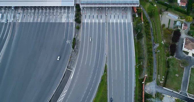 Panorama d'un p&eacute;age sur une autoroute, beaucoup de routes et de voitures, trafic fluide - France